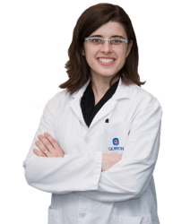 La doctora Ferrer, experta en Sialoendoscopia